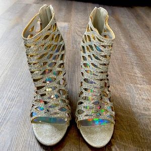 Shimmering silver with a sprinkle of glitter.